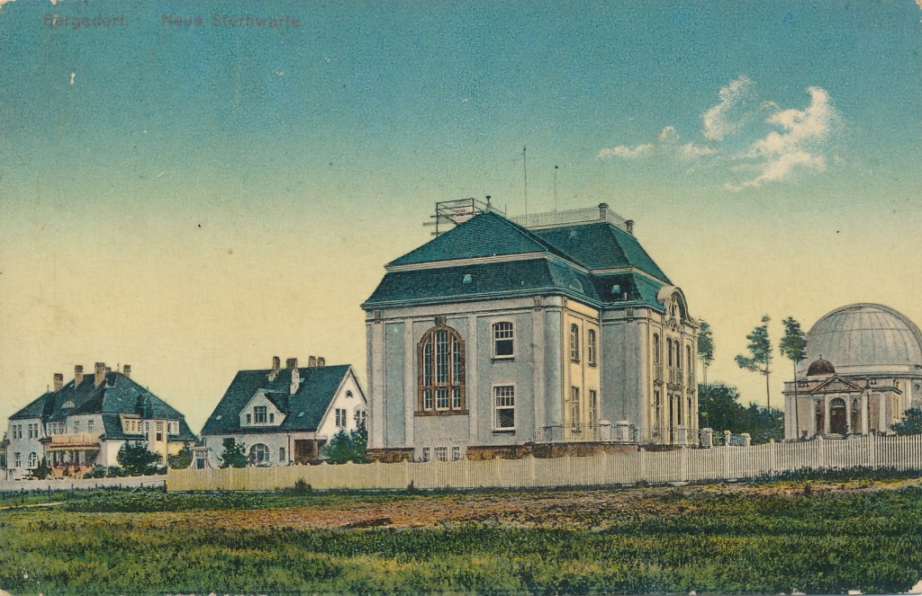 (kolorierte Ansichtskarte von ca. 1912), v.l.n.r.: Beamtenwohnhaus, Laborgebäude, Hauptdienstgebäude, Großer Refraktor
