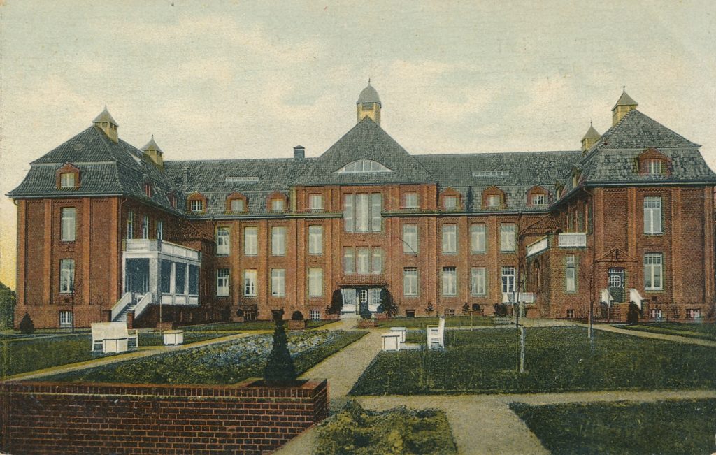 Gartenseite des Bergedorfer Krankenhauses - im östlichen Flügel (rechts im Bild) der Eingang zur Infektionsabteilung (Ansichstkarte von ca. 1912)